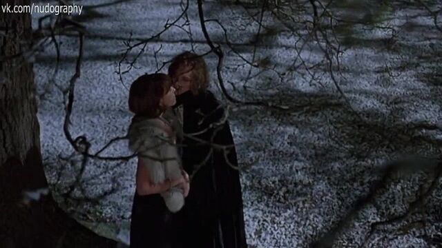 Сиськи Тони Коллетт (Toni Collette) в фильме "Бархатная золотая жила" (Velvet Goldmine, 1998, Тодд Хейнс)