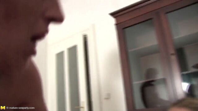 Русский мужик работает жигало на вечеринки зрелых [Русское семейное порно, инцес