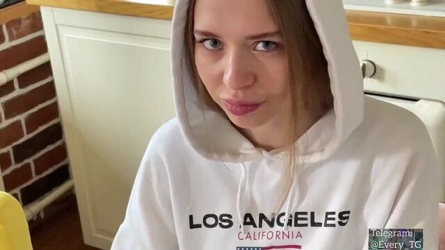 Чуть не опоздала в универ, ведь парень снова потребовал минет