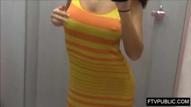 развлеклась в раздевалке и сняла всё на видео порно вк