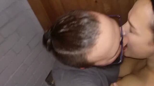 Попользовался ротиком и пиздой зрелой брюнетки в общественном туалете порно вк