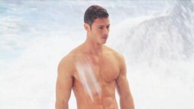 Парни на пляже