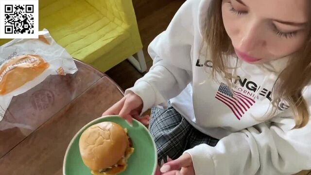 Отсосала и проглотила - Russian bitch wanted burger sauce and got a lot of cum. Hd blowjob