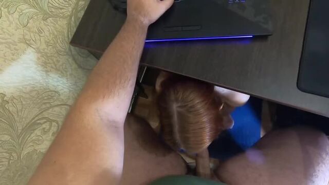 сосет под столом