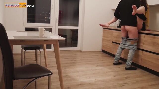 Муж поймал своею жену на измене с другом. Скрытая камера ( wife куколд измена hidden camera teenager young russian русское )