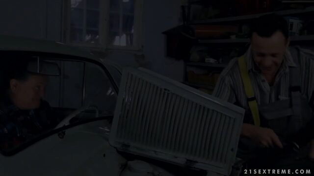 Чувак ебет бабочку в красном бикини