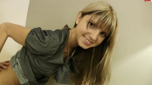 Gina Gerson чувственно разминает попку