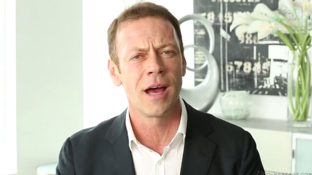 Обслужили самца в четыре руки