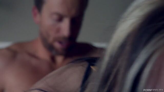 Жарко топчет крашеную курочку