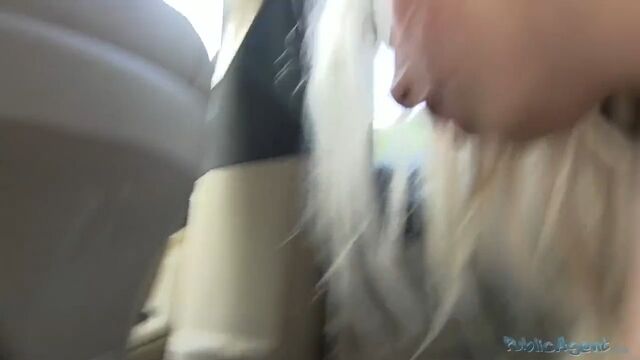 Поставил раком в тачке приятную незнакомку