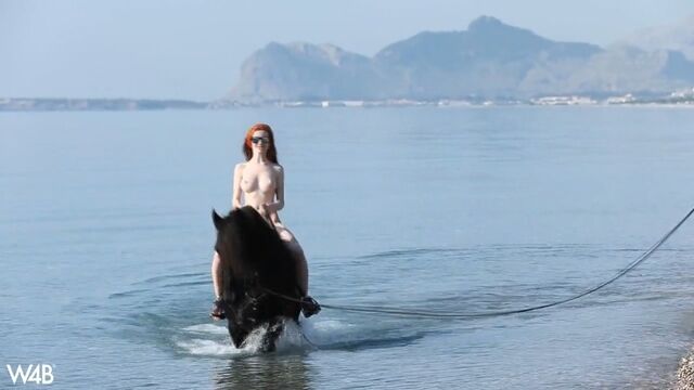 Рыжеволосая баба на природе с красавцем жеребцом