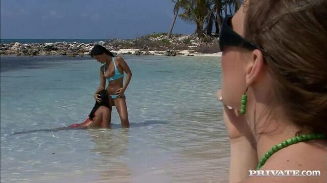 Лесби порно загорелые сучки шалят на пляже на берегу океана трахают друг друга стонут секс в воде private игра престолов