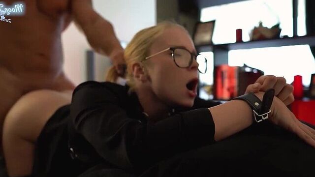 Кляп во рту и наручники покажут этой дерзкой малышке её место