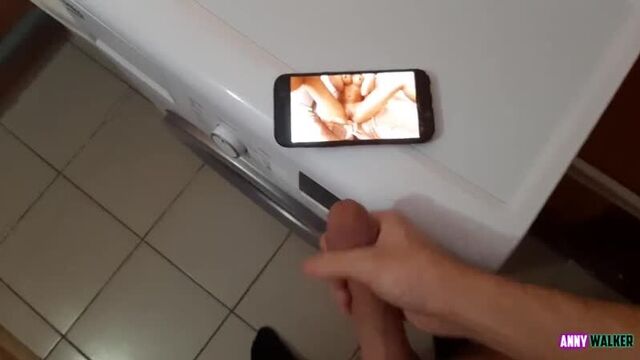 Застукала своего брата дрочащим в ванной и сделала ему минет(Домашнее порно,cumshot,частное,porno,sex,xxx,milf,mature,pov,секс