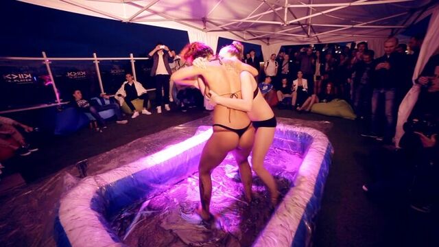 Женские бои topless в грязи (Dirty nights)