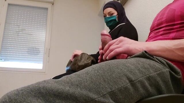 Дрочит член в очереде на прививку от коронавируса.