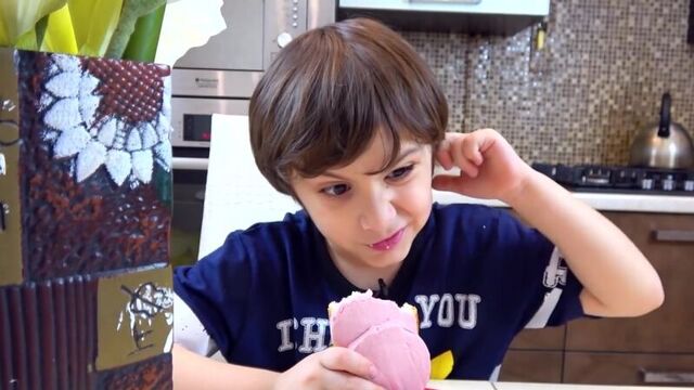 [KiKiDo] Камиль ПОТЕРЯЛ Аминку! Прятки или КУКЛА LOL! Для детей kids children