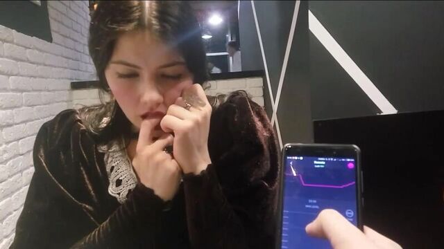 Девушка пробует на себе вибратор в ресторане