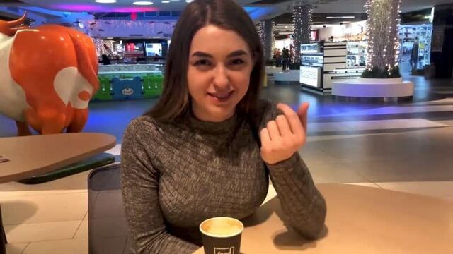 Я так хочу отсосать тебе прямо здесь - Пошли в туалет быстрее