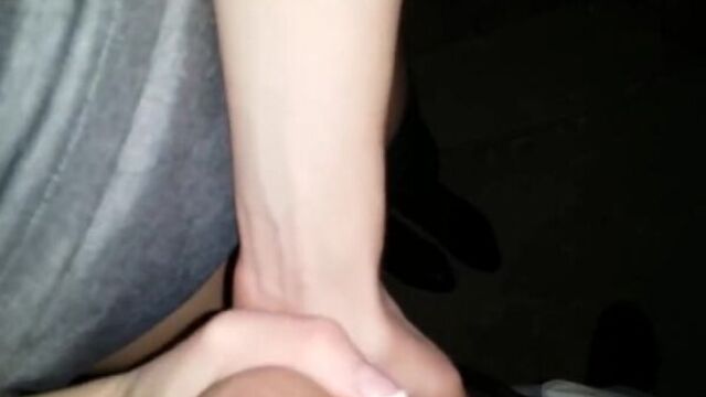 Девочка играет с большим членом _