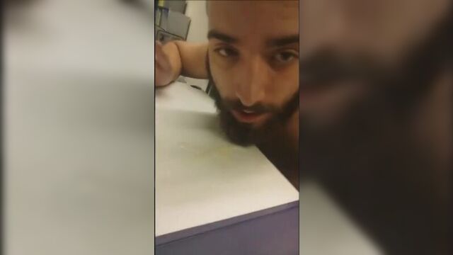 Бородач дрочит и ест свою сперму