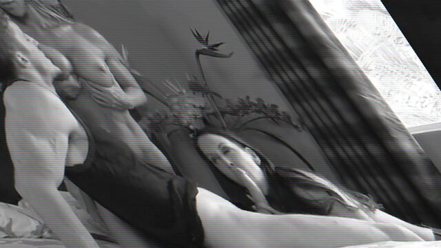 Похотливая мамкина приятельница жарко прессует ее сынка