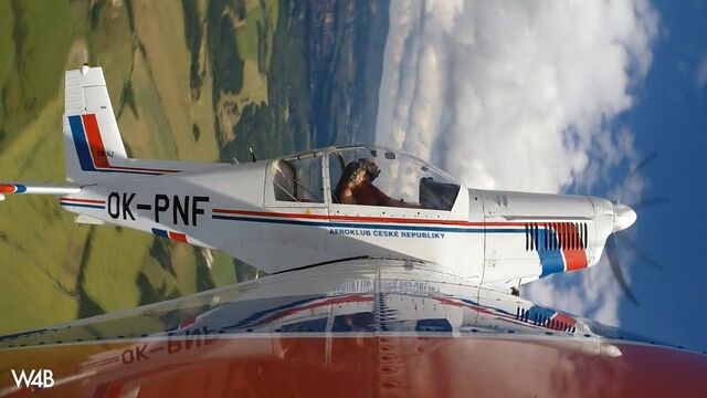 Голая летчица на крыле самолета