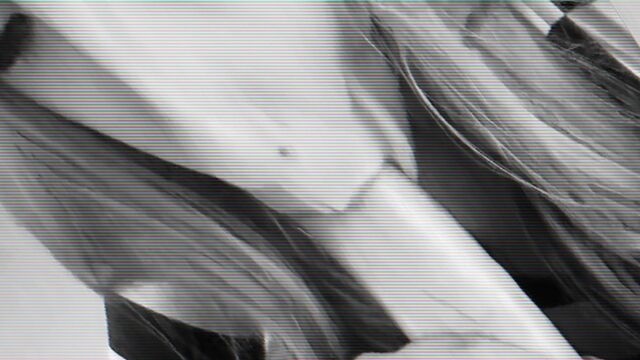 Похотливый агент кормит красоток горячей спермой