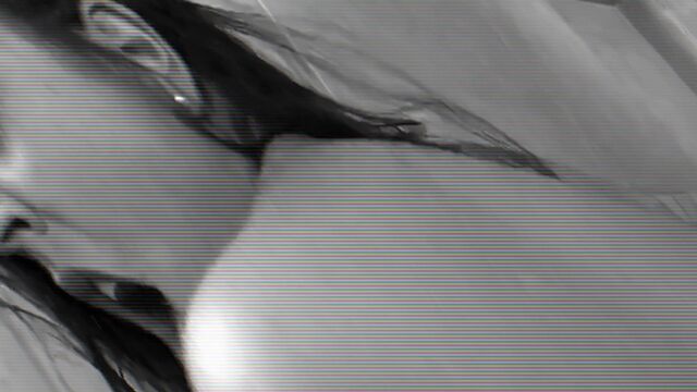 Жаркий секс в душевой с заводной брюнеткой