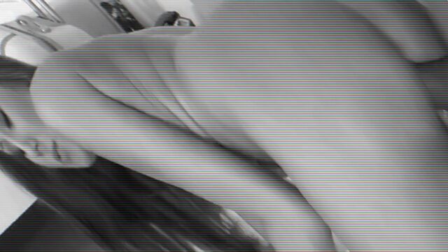 Страстно жарит аппетитную девчулю