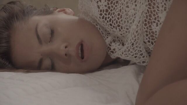 Юная девчонка мастурбирует страстно постанывая