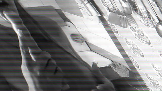 Девчонка рьяно разрабатывает норку на кухне