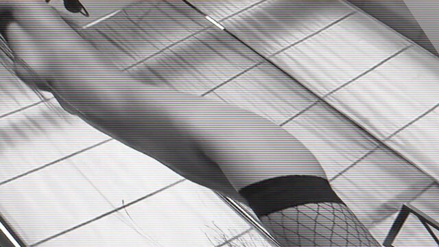 Заводная девчонка умело и шаловливо солирует