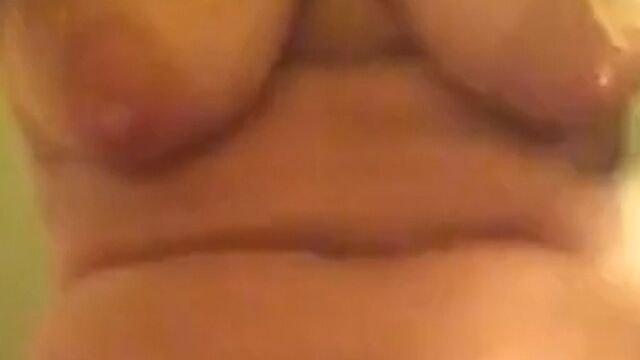 Баба снимает пизду на мобильный телефон