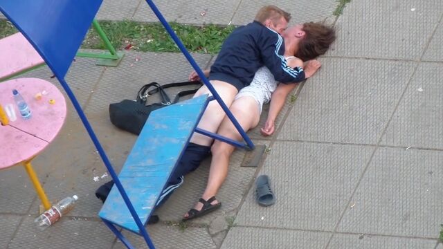 Пьяные чудики шалят под окнами многоэтажки