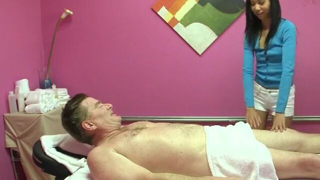 Чувак просто ошалел от такого потрясного тайского массажа