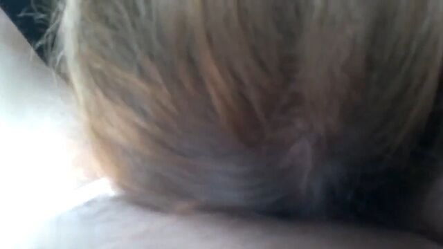 Глубоко делает минет пареньку в машине под звуки радио