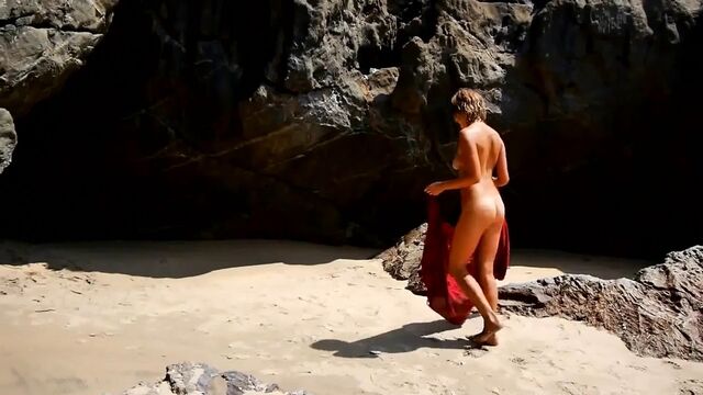 Раскрепощенные туристы развратничают на курорте