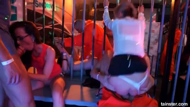 Клубная тусовка с голодными зэками