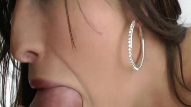 Нереальная красотка делает глубокий отсос своему муженьку