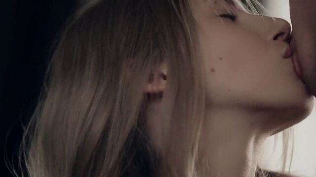 Молодая русская пара занимается сексом в номере отеля