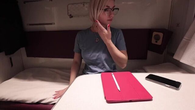 Устроил секс в поезде с попутчицей, чтобы небыло скучно в дороге