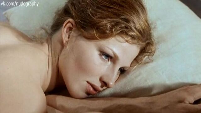 Аурелия Анужите (Aurelija Anuzyte) голая в фильме "Цветы от победителей" (1999, Александр Сурин)