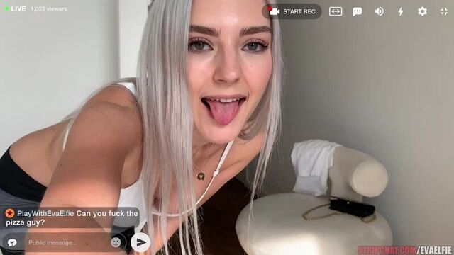 Парень из пиццы трахает намазанную маслом киску во время прямой трансляции на стрипчате