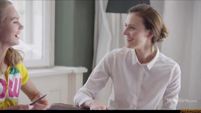 Киевлянка Нэнси А. соблазняет на лесбийский секс молодую репетиторшу