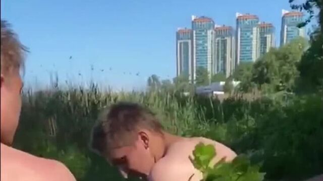 школьников отпиздили крапивой