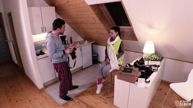 Курьерша доставила фотоаппарат и согласилась его проверить на эротической фотосессии. ПОрно секс домашнее молоденькая худенькая