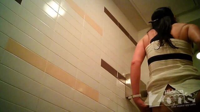 3,20, С 10.40 ,16.35, 15.08,ДО 17.15-бдсм-щица)писащие девочки(Cкрытая камера в туалете ,HZ,WC,Hidden zone,spy cam,hidden cam)