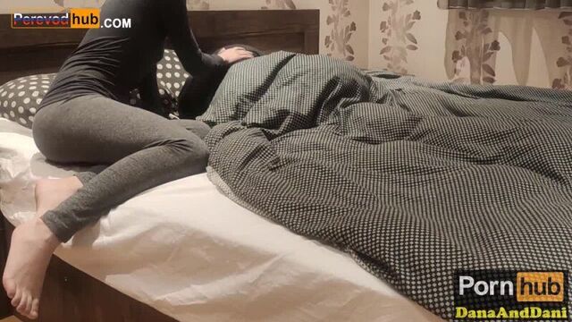 СВОДНАЯ СЕСТРА УСТРОИЛА ПИСС-СЮРПРИЗ В КРОВАТЬ step sister brother bro sis porn family therapy брат инцест сестренка порно