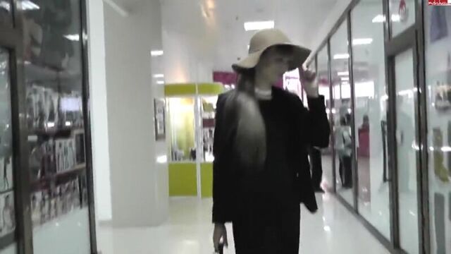 Девушке_в_шляпе_кончили_на_лицо_в_торговом_центре_ПорноПират_2870